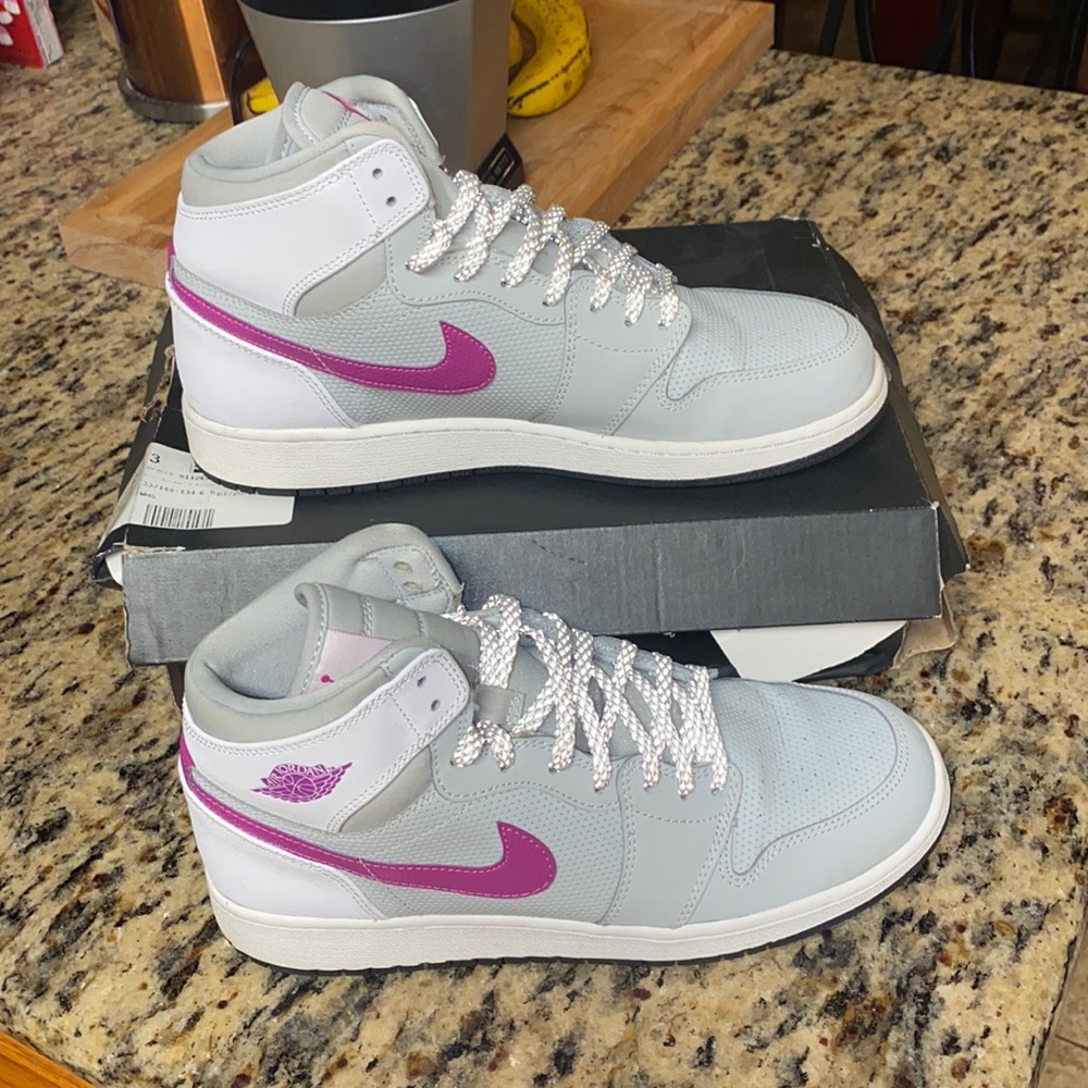 Air Jordan 1 retro high size 7.5 worn good condition.